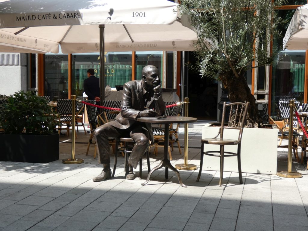 Pomnik Krúdyego na ulicy Duna w Budapeszcie, w tle kultowa Matild Café & Cabaret